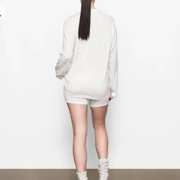 Skims BOYFRIEND LONG SLEEVE T-SHIRT - Picture 3 of 7
